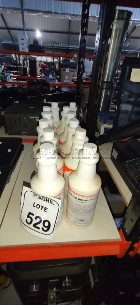 LOTE 529 - 12 GARRAFAS DE LUSTRA MÓVEIS DE 1L CADA. (NO ESTADO) ATENÇÃO! FAZER A VISITAÇÃO ANTES DE ARREMATAR, NÃO SABEMOS SE FUNCIONA, LEILÃO NÃO TEM GARANTIA E NEM DEVOLUÇÃO, SUJEITO A POSSÍVEIS AVARIAS VISÍVEIS/OCULTAS E/OU AUSÊNCIA DE COMPONENTES.