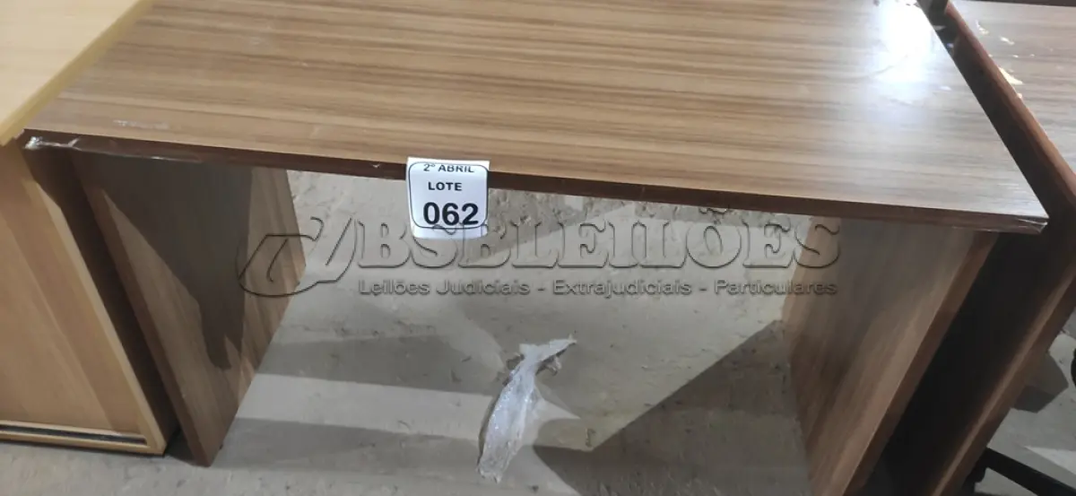 LOTE 062 - 01 MESA EM MADEIRA PARA ESCRITÓRIO NA COR MARROM.  (NO ESTADO) ATENÇÃO! FAZER A VISITAÇÃO ANTES DE ARREMATAR, NÃO SABEMOS SE FUNCIONA, LEILÃO NÃO TEM GARANTIA E NEM DEVOLUÇÃO, SUJEITO A POSSÍVEIS AVARIAS VISÍVEIS/OCULTAS E/OU AUSÊNCIA DE COMPONENTES.