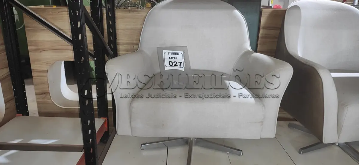 LOTE 027 - 01 POLTRONA GIRATÓRIA NA COR CINZA COM PÉS CROMADO. (NO ESTADO) ATENÇÃO! FAZER A VISITAÇÃO ANTES DE ARREMATAR, NÃO SABEMOS SE FUNCIONA, LEILÃO NÃO TEM GARANTIA E NEM DEVOLUÇÃO, SUJEITO A POSSÍVEIS AVARIAS VISÍVEIS/OCULTAS E/OU AUSÊNCIA DE COMPONENTES.