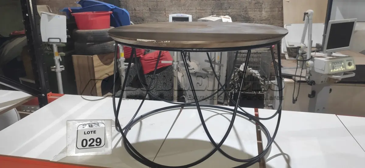 LOTE 029 - 01 MESA DE CENTRO REDONDA EM FERRO COM TAMPO EM MADEIRA. (NO ESTADO) ATENÇÃO! FAZER A VISITAÇÃO ANTES DE ARREMATAR, NÃO SABEMOS SE FUNCIONA, LEILÃO NÃO TEM GARANTIA E NEM DEVOLUÇÃO, SUJEITO A POSSÍVEIS AVARIAS VISÍVEIS/OCULTAS E/OU AUSÊNCIA DE COMPONENTES.
