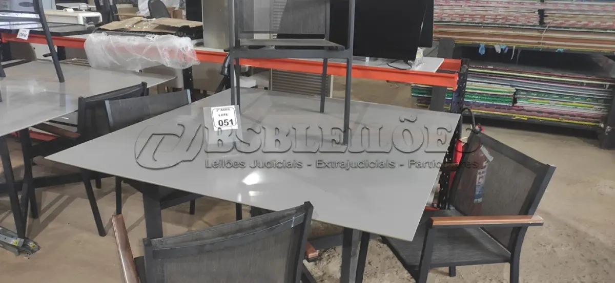 LOTE 051 - 01 MESA QUADRADA PARA ÁREA EXTERNA COM 04 CADEIRAS EM ALUMÍNIO (NO ESTADO) ATENÇÃO! FAZER A VISITAÇÃO ANTES DE ARREMATAR, NÃO SABEMOS SE FUNCIONA, LEILÃO NÃO TEM GARANTIA E NEM DEVOLUÇÃO, SUJEITO A POSSÍVEIS AVARIAS VISÍVEIS/OCULTAS E/OU AUSÊNCIA DE COMPONENTES.