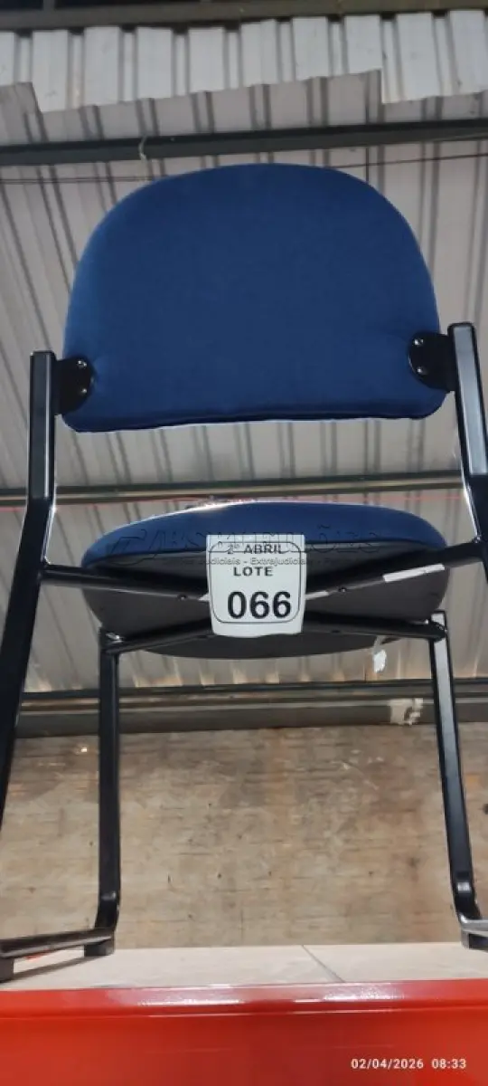 LOTE 066 - 01 CADEIRA PARA ESCRITÓRIO FIXA NA COR AZUL. (NO ESTADO) ATENÇÃO! FAZER A VISITAÇÃO ANTES DE ARREMATAR, NÃO SABEMOS SE FUNCIONA, LEILÃO NÃO TEM GARANTIA E NEM DEVOLUÇÃO, SUJEITO A POSSÍVEIS AVARIAS VISÍVEIS/OCULTAS E/OU AUSÊNCIA DE COMPONENTES.