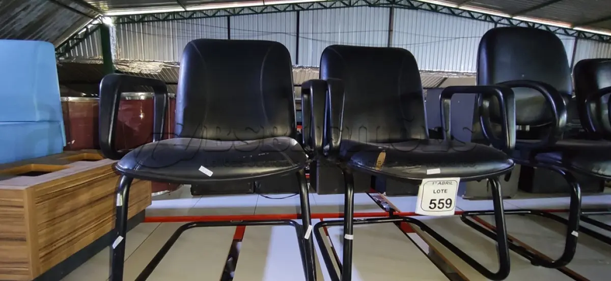 LOTE 559 - 02 CADEIRAS DE ESCRITÓRIO COM PÉS FIXOS NA COR PRETA. (NO ESTADO) ATENÇÃO! FAZER A VISITAÇÃO ANTES DE ARREMATAR, NÃO SABEMOS SE FUNCIONA, LEILÃO NÃO TEM GARANTIA E NEM DEVOLUÇÃO, SUJEITO A POSSÍVEIS AVARIAS VISÍVEIS/OCULTAS E/OU AUSÊNCIA DE COMPONENTES.