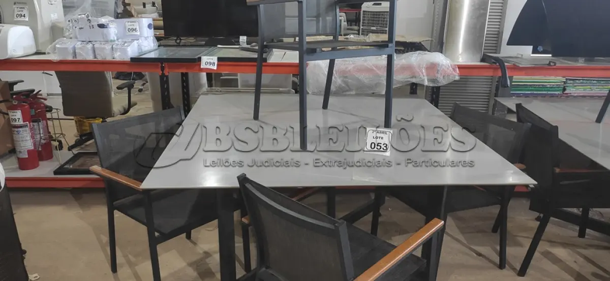 LOTE 053 - 01 MESA QUADRADA PARA ÁREA EXTERNA COM 04 CADEIRAS EM ALUMÍNIO (NO ESTADO) ATENÇÃO! FAZER A VISITAÇÃO ANTES DE ARREMATAR, NÃO SABEMOS SE FUNCIONA, LEILÃO NÃO TEM GARANTIA E NEM DEVOLUÇÃO, SUJEITO A POSSÍVEIS AVARIAS VISÍVEIS/OCULTAS E/OU AUSÊNCIA DE COMPONENTES.