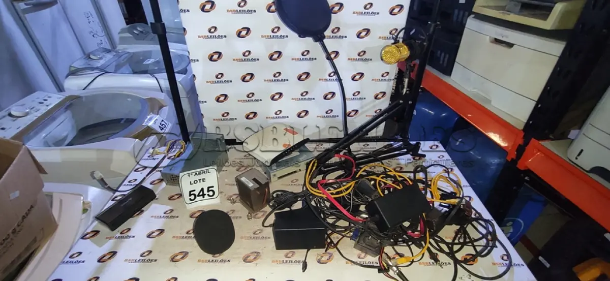 LOTE 545 - 01 MICROFONE PARA ESTÚDIO COM CABOS E 01 FONTE MODELO PC9055, 01 LEITOR DE DVD E 01 ROTEADOR. (NO ESTADO) ATENÇÃO! FAZER A VISITAÇÃO ANTES DE ARREMATAR, NÃO SABEMOS SE FUNCIONA, LEILÃO NÃO TEM GARANTIA E NEM DEVOLUÇÃO, SUJEITO A POSSÍVEIS AVARIAS VISÍVEIS/OCULTAS E/OU AUSÊNCIA DE COMPONENTES.