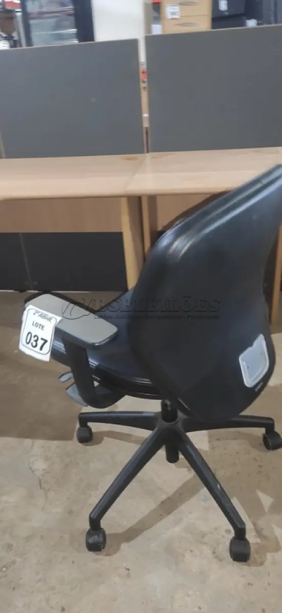 LOTE 037 - 01 CADEIRA GIRATÓRIA PARA ESCRITÓRIO NA COR PRETA MARCA ORANGEBOX. (NO ESTADO) ATENÇÃO! FAZER A VISITAÇÃO ANTES DE ARREMATAR, NÃO SABEMOS SE FUNCIONA, LEILÃO NÃO TEM GARANTIA E NEM DEVOLUÇÃO, SUJEITO A POSSÍVEIS AVARIAS VISÍVEIS/OCULTAS E/OU AUSÊNCIA DE COMPONENTES.