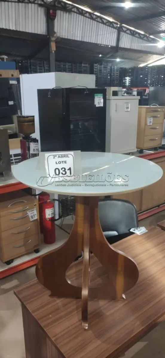 LOTE 031 - 01 MESA DE CENTRO COM PÉS EM MADEIRA E TAMPO REDONDO EM MADEIRA E VIDRO. (NO ESTADO) ATENÇÃO! FAZER A VISITAÇÃO ANTES DE ARREMATAR, NÃO SABEMOS SE FUNCIONA, LEILÃO NÃO TEM GARANTIA E NEM DEVOLUÇÃO, SUJEITO A POSSÍVEIS AVARIAS VISÍVEIS/OCULTAS E/OU AUSÊNCIA DE COMPONENTES.
