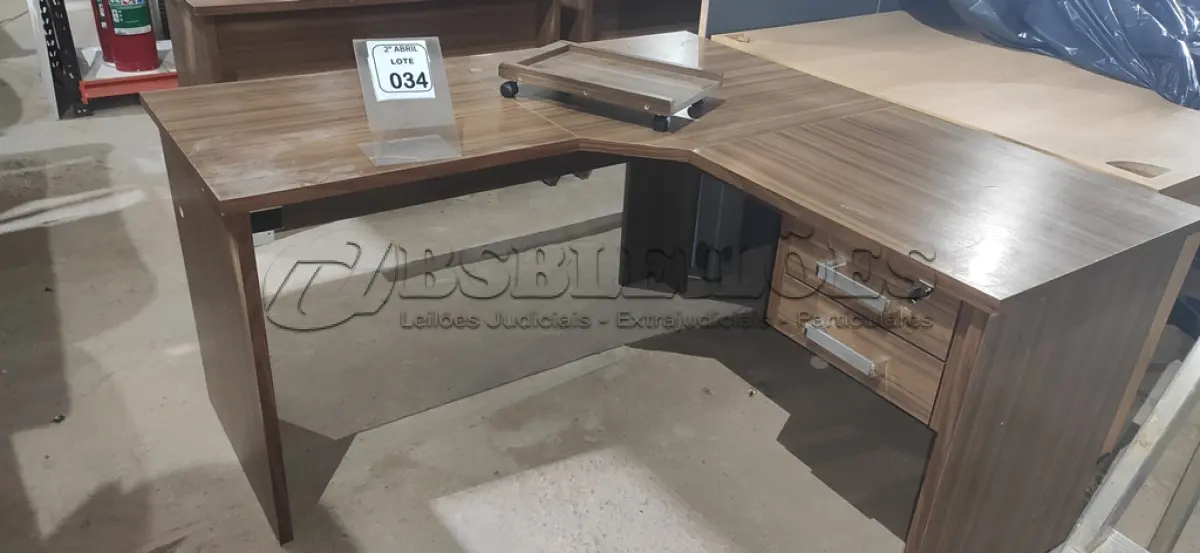 LOTE 034 - 01 MESA DE CANTO EM MADEIRA NA COR MARROM COM 02 GAVETAS PARA ESCRITÓRIO. (NO ESTADO) ATENÇÃO! FAZER A VISITAÇÃO ANTES DE ARREMATAR, NÃO SABEMOS SE FUNCIONA, LEILÃO NÃO TEM GARANTIA E NEM DEVOLUÇÃO, SUJEITO A POSSÍVEIS AVARIAS VISÍVEIS/OCULTAS E/OU AUSÊNCIA DE COMPONENTES.