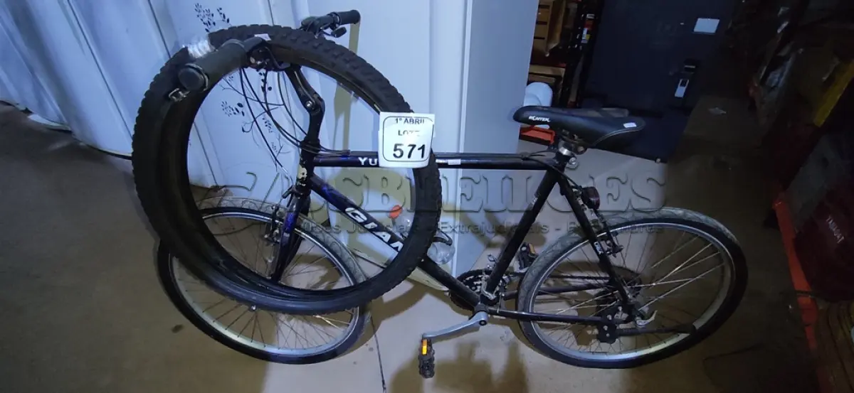LOTE 571 - 01 BICICLETA ARO 26 NA COR PRETA COM AZUL COM MARCHA SHIMANO GIANT E 02 PNEUS NOVOS ARO 26. (NO ESTADO) ATENÇÃO! FAZER A VISITAÇÃO ANTES DE ARREMATAR, NÃO SABEMOS SE FUNCIONA, LEILÃO NÃO TEM GARANTIA E NEM DEVOLUÇÃO, SUJEITO A POSSÍVEIS AVARIAS VISÍVEIS/OCULTAS E/OU AUSÊNCIA DE COMPONENTES.