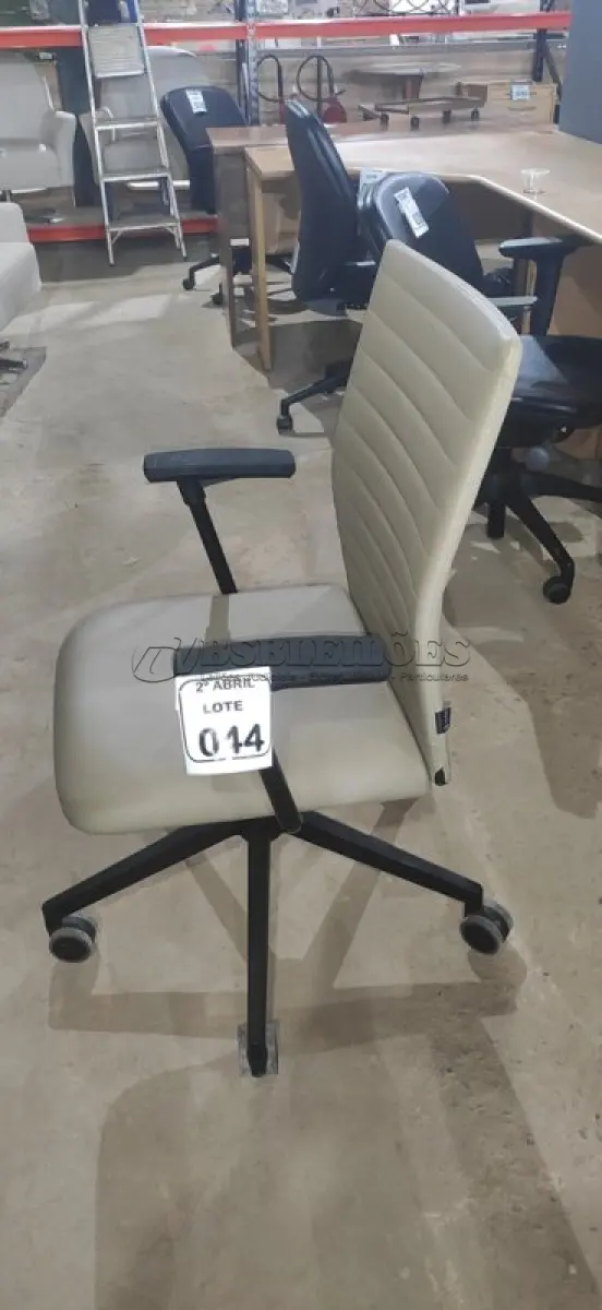 LOTE 044 - 01 CADEIRA GIRATÓRIA PARA ESCRITÓRIO NA COR BEGE MARCA ALBERFLEX. (NO ESTADO) ATENÇÃO! FAZER A VISITAÇÃO ANTES DE ARREMATAR, NÃO SABEMOS SE FUNCIONA, LEILÃO NÃO TEM GARANTIA E NEM DEVOLUÇÃO, SUJEITO A POSSÍVEIS AVARIAS VISÍVEIS/OCULTAS E/OU AUSÊNCIA DE COMPONENTES.