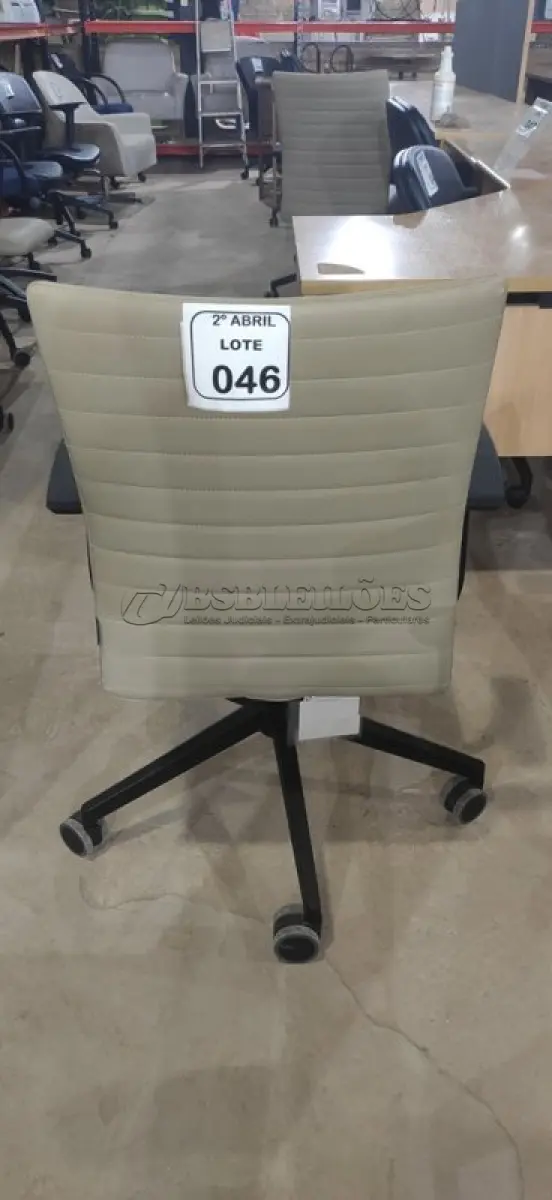 LOTE 046 - 01 CADEIRA GIRATÓRIA PARA ESCRITÓRIO NA COR BEGE MARCA ALBERFLEX. (NO ESTADO) ATENÇÃO! FAZER A VISITAÇÃO ANTES DE ARREMATAR, NÃO SABEMOS SE FUNCIONA, LEILÃO NÃO TEM GARANTIA E NEM DEVOLUÇÃO, SUJEITO A POSSÍVEIS AVARIAS VISÍVEIS/OCULTAS E/OU AUSÊNCIA DE COMPONENTES.