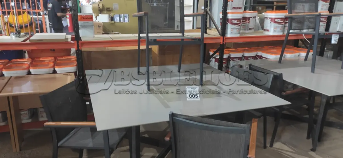 LOTE 005 - 01 MESA QUADRADA PARA ÁREA EXTERNA COM 04 CADEIRAS EM ALUMÍNIO. (NO ESTADO) ATENÇÃO! FAZER A VISITAÇÃO ANTES DE ARREMATAR, NÃO SABEMOS SE FUNCIONA, LEILÃO NÃO TEM GARANTIA E NEM DEVOLUÇÃO, SUJEITO A POSSÍVEIS AVARIAS VISÍVEIS/OCULTAS E/OU AUSÊNCIA DE COMPONENTES.