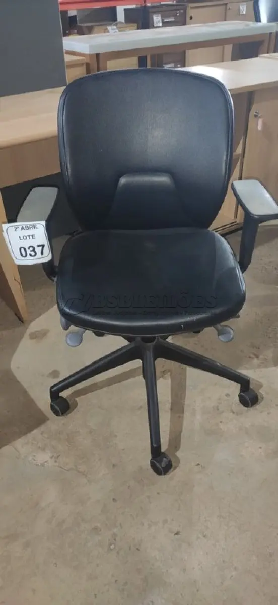 LOTE 037 - 01 CADEIRA GIRATÓRIA PARA ESCRITÓRIO NA COR PRETA MARCA ORANGEBOX. (NO ESTADO) ATENÇÃO! FAZER A VISITAÇÃO ANTES DE ARREMATAR, NÃO SABEMOS SE FUNCIONA, LEILÃO NÃO TEM GARANTIA E NEM DEVOLUÇÃO, SUJEITO A POSSÍVEIS AVARIAS VISÍVEIS/OCULTAS E/OU AUSÊNCIA DE COMPONENTES.