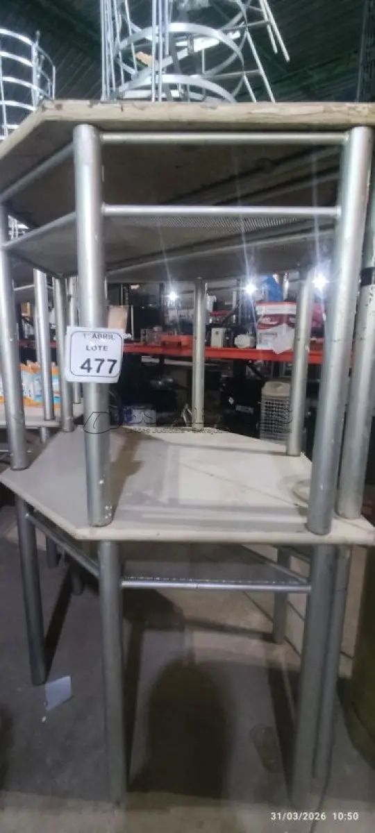 LOTE 477 - 04 MESAS TRAPEZOIDAL COM BASE DE FERRO E TAMPO DE MADEIRA. (NO ESTADO) ATENÇÃO! FAZER A VISITAÇÃO ANTES DE ARREMATAR, NÃO SABEMOS SE FUNCIONA, LEILÃO NÃO TEM GARANTIA E NEM DEVOLUÇÃO, SUJEITO A POSSÍVEIS AVARIAS VISÍVEIS/OCULTAS E/OU AUSÊNCIA DE COMPONENTES.