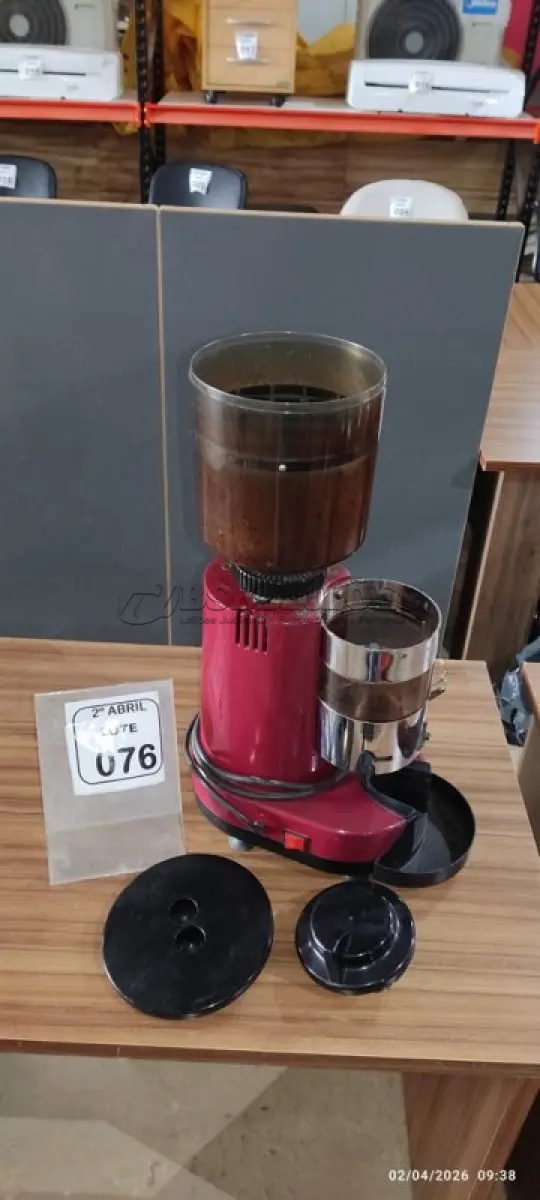 LOTE 076 - 01 MOEDOR PARA GRÃO DE CAFÉ SEM MARCA APARENTE. (NO ESTADO) ATENÇÃO! FAZER A VISITAÇÃO ANTES DE ARREMATAR, NÃO SABEMOS SE FUNCIONA, LEILÃO NÃO TEM GARANTIA E NEM DEVOLUÇÃO, SUJEITO A POSSÍVEIS AVARIAS VISÍVEIS/OCULTAS E/OU AUSÊNCIA DE COMPONENTES.