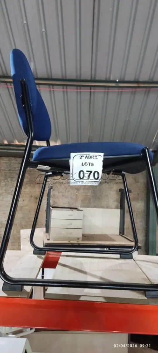 LOTE 070 - 01 CADEIRA FIXA PARA ESCRITÓRIO NA COR AZUL. (NO ESTADO) ATENÇÃO! FAZER A VISITAÇÃO ANTES DE ARREMATAR, NÃO SABEMOS SE FUNCIONA, LEILÃO NÃO TEM GARANTIA E NEM DEVOLUÇÃO, SUJEITO A POSSÍVEIS AVARIAS VISÍVEIS/OCULTAS E/OU AUSÊNCIA DE COMPONENTES.