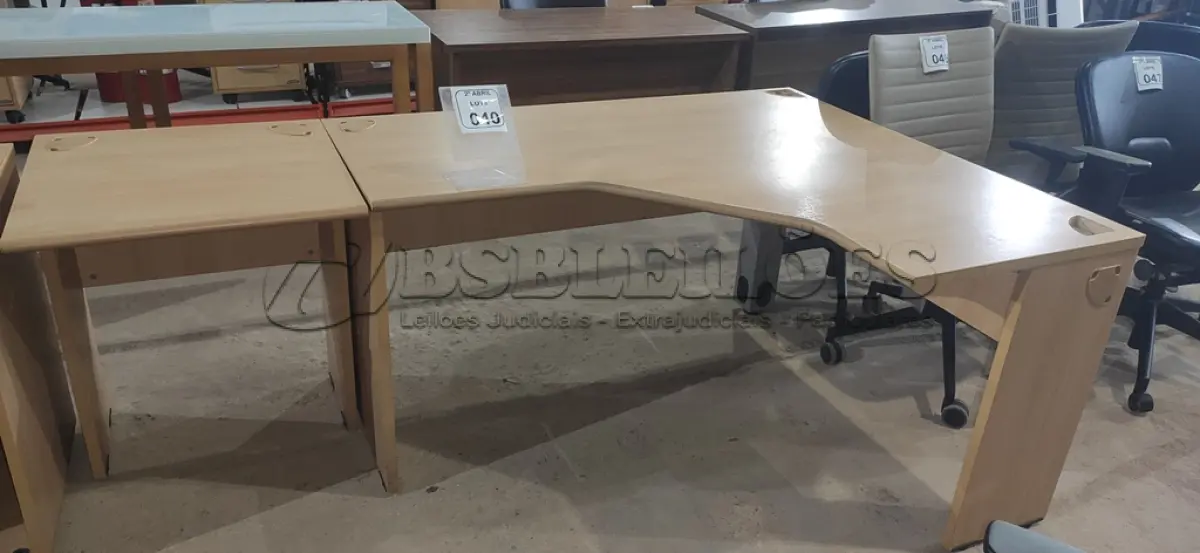 LOTE 040 - 01 MESA  EM MADEIRA PARA ESCRITÓRIO COM MESA ALONGADA PARA IMPRESSORA NA COR BEGE. (NO ESTADO) ATENÇÃO! FAZER A VISITAÇÃO ANTES DE ARREMATAR, NÃO SABEMOS SE FUNCIONA, LEILÃO NÃO TEM GARANTIA E NEM DEVOLUÇÃO, SUJEITO A POSSÍVEIS AVARIAS VISÍVEIS/OCULTAS E/OU AUSÊNCIA DE COMPONENTES.