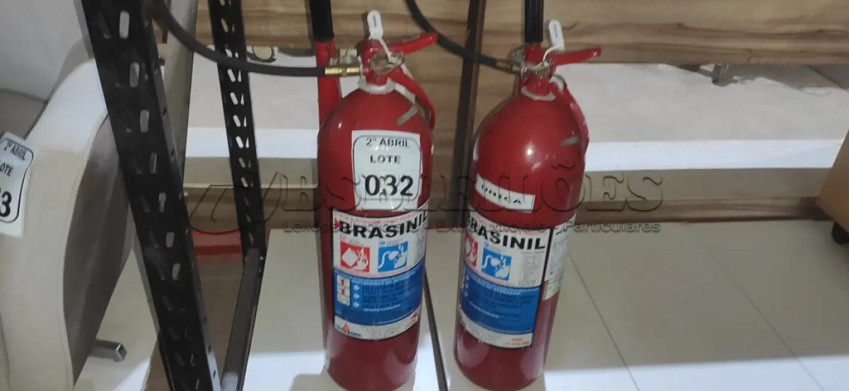 LOTE 032 - 02 EXTINTORES DE INCÊNDIO B, C COM CARGA DE DIÓXIDO DE CARBONO C02. (NO ESTADO) ATENÇÃO! FAZER A VISITAÇÃO ANTES DE ARREMATAR, NÃO SABEMOS SE FUNCIONA, LEILÃO NÃO TEM GARANTIA E NEM DEVOLUÇÃO, SUJEITO A POSSÍVEIS AVARIAS VISÍVEIS/OCULTAS E/OU AUSÊNCIA DE COMPONENTES.
