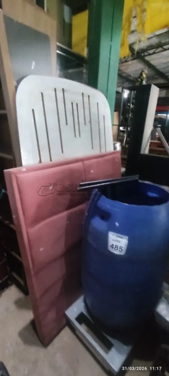 LOTE 485 - 01 TAMPO DE MESA, 01 CABECEIRA DE CAMA DE SOLTEIRO 01 SUPORTE DE TECLADO MUSICAL UM TAMBOR DE PLÁSTICO E 01 CARRINHO DE TRANSPORTE DE CARGAS. (NO ESTADO) ATENÇÃO! FAZER A VISITAÇÃO ANTES DE ARREMATAR, NÃO SABEMOS SE FUNCIONA, LEILÃO NÃO TEM GARANTIA E NEM DEVOLUÇÃO, SUJEITO A POSSÍVEIS AVARIAS VISÍVEIS/OCULTAS E/OU AUSÊNCIA DE COMPONENTES.