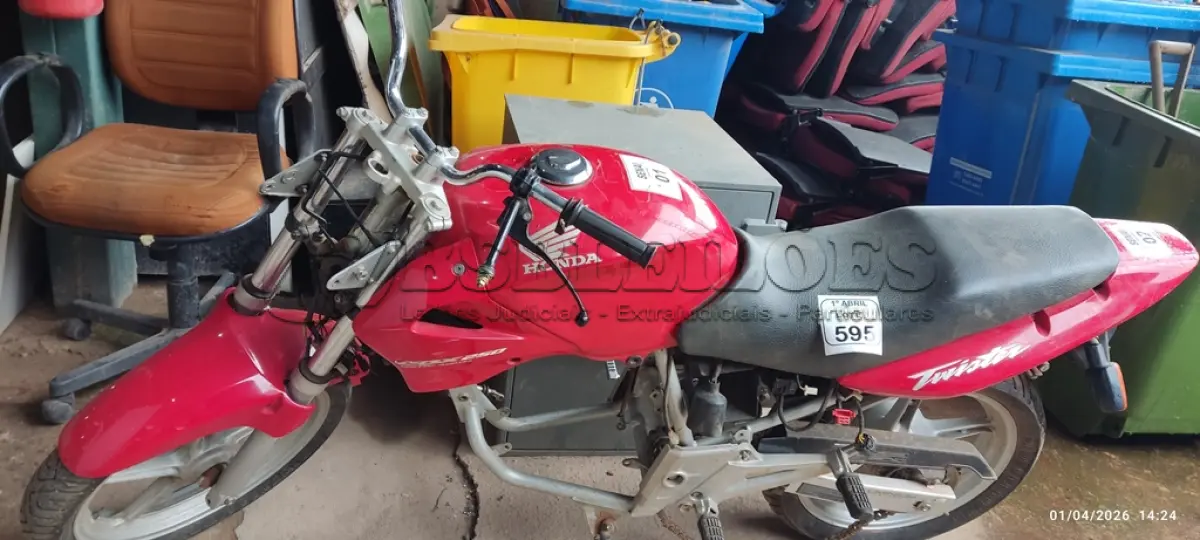 LOTE 595 - 01 MOTOCICLETA CBX 250 TWISTER MARCA HONDA PARA RETIRADA DE PEÇAS. (NO ESTADO) ATENÇÃO! FAZER A VISITAÇÃO ANTES DE ARREMATAR, NÃO SABEMOS SE FUNCIONA, LEILÃO NÃO TEM GARANTIA E NEM DEVOLUÇÃO, SUJEITO A POSSÍVEIS AVARIAS VISÍVEIS/OCULTAS E/OU AUSÊNCIA DE COMPONENTES.
