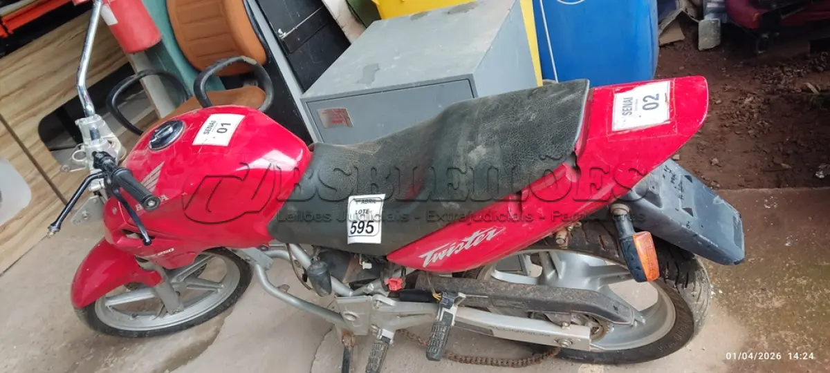 LOTE 595 - 01 MOTOCICLETA CBX 250 TWISTER MARCA HONDA PARA RETIRADA DE PEÇAS. (NO ESTADO) ATENÇÃO! FAZER A VISITAÇÃO ANTES DE ARREMATAR, NÃO SABEMOS SE FUNCIONA, LEILÃO NÃO TEM GARANTIA E NEM DEVOLUÇÃO, SUJEITO A POSSÍVEIS AVARIAS VISÍVEIS/OCULTAS E/OU AUSÊNCIA DE COMPONENTES.