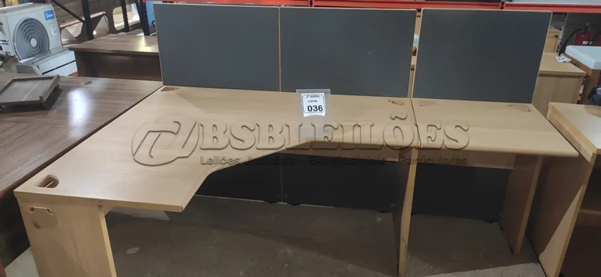 LOTE 036 - 01 MESA  EM MADEIRA PARA ESCRITORIO COM MESA ALONGADA PARA IMPRESSORA NA COR BEGE. (NO ESTADO) ATENÇÃO! FAZER A VISITAÇÃO ANTES DE ARREMATAR, NÃO SABEMOS SE FUNCIONA, LEILÃO NÃO TEM GARANTIA E NEM DEVOLUÇÃO, SUJEITO A POSSÍVEIS AVARIAS VISÍVEIS/OCULTAS E/OU AUSÊNCIA DE COMPONENTES.