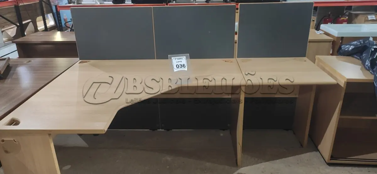 LOTE 036 - 01 MESA  EM MADEIRA PARA ESCRITORIO COM MESA ALONGADA PARA IMPRESSORA NA COR BEGE. (NO ESTADO) ATENÇÃO! FAZER A VISITAÇÃO ANTES DE ARREMATAR, NÃO SABEMOS SE FUNCIONA, LEILÃO NÃO TEM GARANTIA E NEM DEVOLUÇÃO, SUJEITO A POSSÍVEIS AVARIAS VISÍVEIS/OCULTAS E/OU AUSÊNCIA DE COMPONENTES.