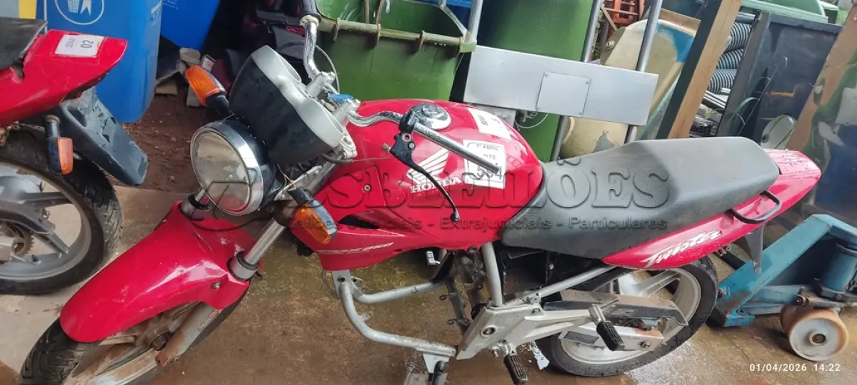 LOTE 594 - 01 MOTOCICLETA CBX 250 TWISTER MARCA HONDA PARA RETIRADA DE PEÇAS. (NO ESTADO) ATENÇÃO! FAZER A VISITAÇÃO ANTES DE ARREMATAR, NÃO SABEMOS SE FUNCIONA, LEILÃO NÃO TEM GARANTIA E NEM DEVOLUÇÃO, SUJEITO A POSSÍVEIS AVARIAS VISÍVEIS/OCULTAS E/OU AUSÊNCIA DE COMPONENTES.