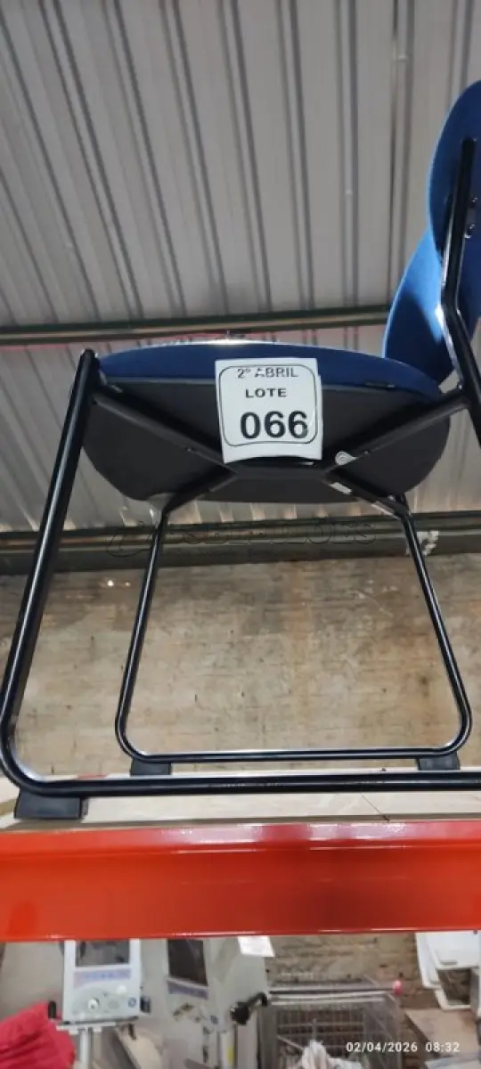 LOTE 066 - 01 CADEIRA PARA ESCRITÓRIO FIXA NA COR AZUL. (NO ESTADO) ATENÇÃO! FAZER A VISITAÇÃO ANTES DE ARREMATAR, NÃO SABEMOS SE FUNCIONA, LEILÃO NÃO TEM GARANTIA E NEM DEVOLUÇÃO, SUJEITO A POSSÍVEIS AVARIAS VISÍVEIS/OCULTAS E/OU AUSÊNCIA DE COMPONENTES.