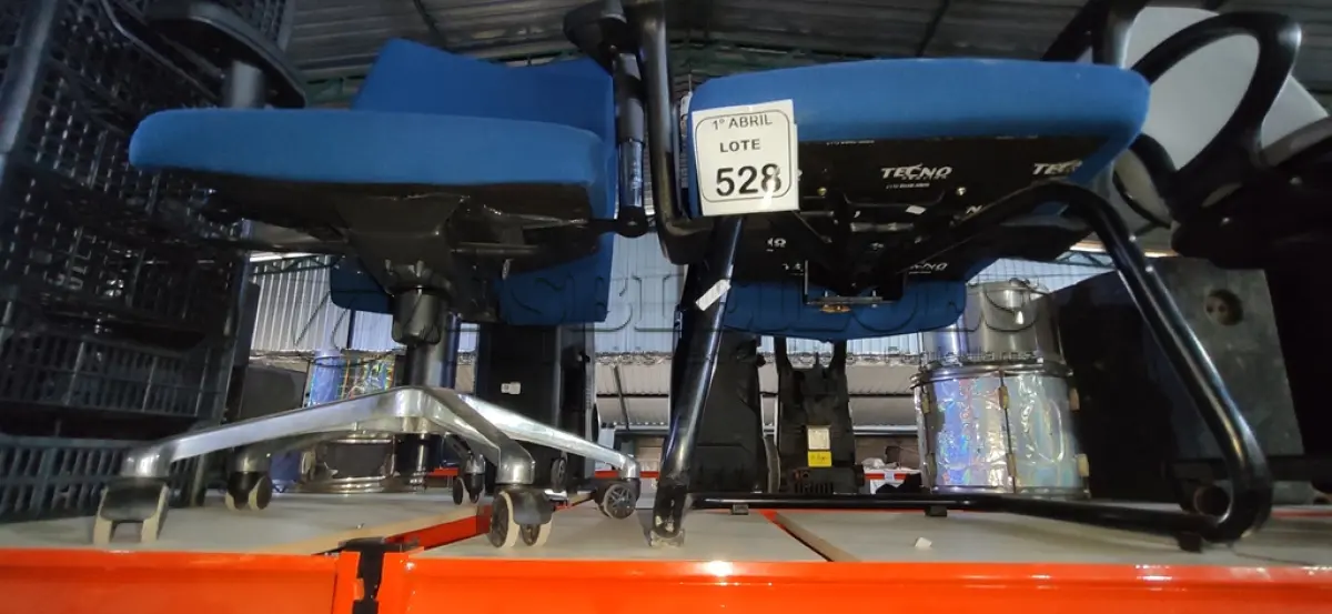 LOTE 528 - 01 CADEIRA DE ESCRITÓRIO GIRATÓRIA NA COR AZUL E 01 CADEIRA DE ESCRITÓRIO COM PÊS FIXOS NA COR AZUL. (NO ESTADO) ATENÇÃO! FAZER A VISITAÇÃO ANTES DE ARREMATAR, NÃO SABEMOS SE FUNCIONA, LEILÃO NÃO TEM GARANTIA E NEM DEVOLUÇÃO, SUJEITO A POSSÍVEIS AVARIAS VISÍVEIS/OCULTAS E/OU AUSÊNCIA DE COMPONENTES.