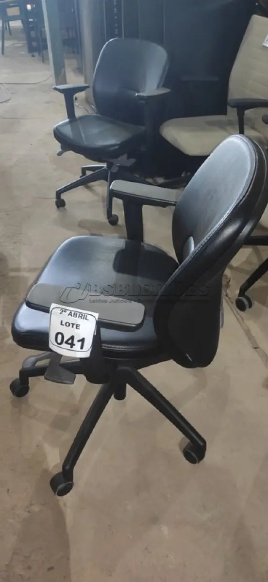 LOTE 041 - 01 CADEIRA GIRATÓRIA PARA ESCRITÓRIO NA COR PRETA MARCA ORANGEBOX. (NO ESTADO) ATENÇÃO! FAZER A VISITAÇÃO ANTES DE ARREMATAR, NÃO SABEMOS SE FUNCIONA, LEILÃO NÃO TEM GARANTIA E NEM DEVOLUÇÃO, SUJEITO A POSSÍVEIS AVARIAS VISÍVEIS/OCULTAS E/OU AUSÊNCIA DE COMPONENTES.
