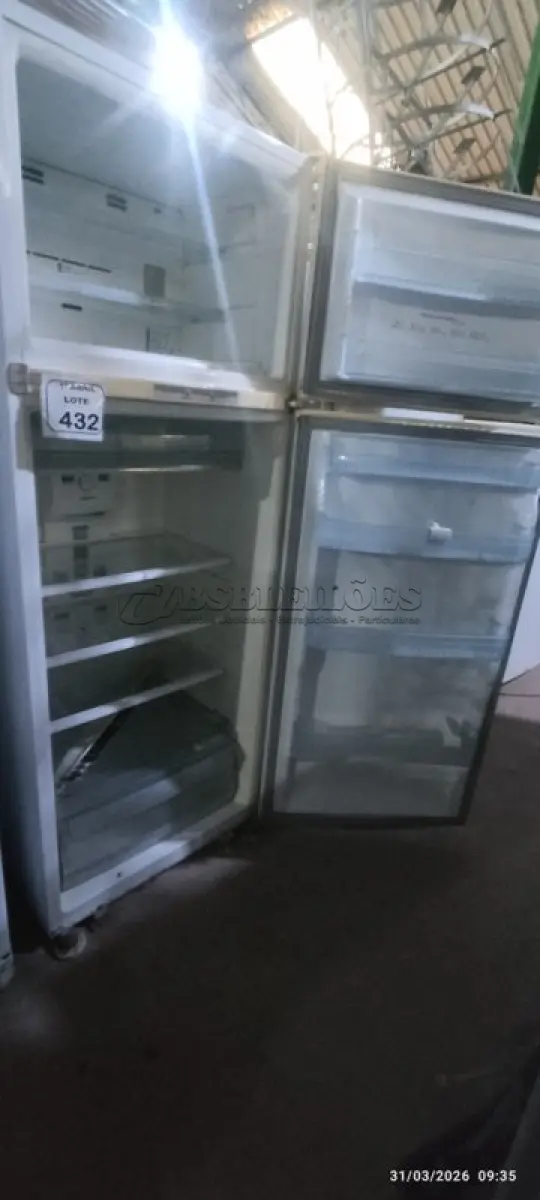 LOTE 432 - 01 GELADEIRA 220V MARCA BRASTEMP. (NO ESTADO) ATENÇÃO! FAZER A VISITAÇÃO ANTES DE ARREMATAR, NÃO SABEMOS SE FUNCIONA, LEILÃO NÃO TEM GARANTIA E NEM DEVOLUÇÃO, SUJEITO A POSSÍVEIS AVARIAS VISÍVEIS/OCULTAS E/OU AUSÊNCIA DE COMPONENTES.