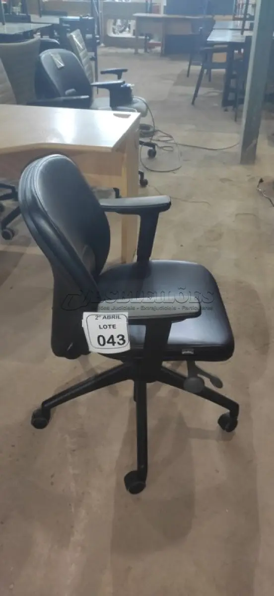 LOTE 043 - 01 CADEIRA GIRATÓRIA PARA ESCRITÓRIO NA COR PRETA MARCA ORANGEBOX. (NO ESTADO) ATENÇÃO! FAZER A VISITAÇÃO ANTES DE ARREMATAR, NÃO SABEMOS SE FUNCIONA, LEILÃO NÃO TEM GARANTIA E NEM DEVOLUÇÃO, SUJEITO A POSSÍVEIS AVARIAS VISÍVEIS/OCULTAS E/OU AUSÊNCIA DE COMPONENTES.