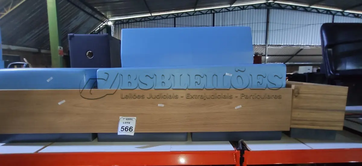LOTE 566 - 01 SOFÁ DE 03 LUGARES COM ESTOFADO NA COR AZUL COM BASE DE MADEIRA E ESTRUTURA METÁLICA SUPORTE LATERAL. (NO ESTADO) ATENÇÃO! FAZER A VISITAÇÃO ANTES DE ARREMATAR, NÃO SABEMOS SE FUNCIONA, LEILÃO NÃO TEM GARANTIA E NEM DEVOLUÇÃO, SUJEITO A POSSÍVEIS AVARIAS VISÍVEIS/OCULTAS E/OU AUSÊNCIA DE COMPONENTES.