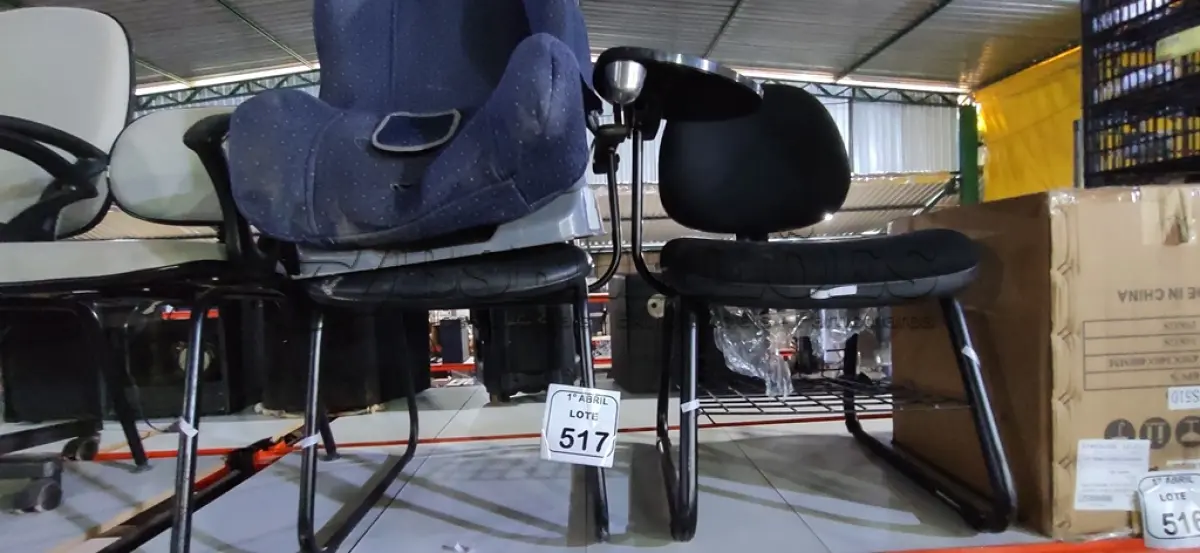 LOTE 517 - 01 CADEIRINHA DE SEGURANÇA PARA CARRO INFANTIL E 02 CADEIRAS COM PÊS FIXOS NA COR PRETA. (NO ESTADO) ATENÇÃO! FAZER A VISITAÇÃO ANTES DE ARREMATAR, NÃO SABEMOS SE FUNCIONA, LEILÃO NÃO TEM GARANTIA E NEM DEVOLUÇÃO, SUJEITO A POSSÍVEIS AVARIAS VISÍVEIS/OCULTAS E/OU AUSÊNCIA DE COMPONENTES.