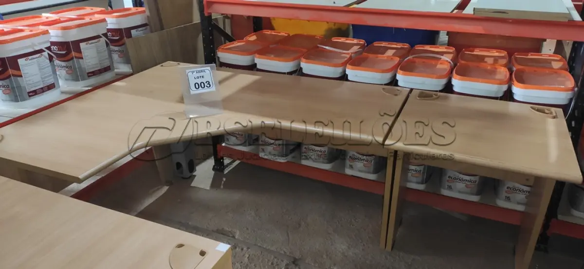LOTE 003 - 01 MESA  EM MADEIRA PARA ESCRITÓRIO COM MESA ALONGADA PARA IMPRESSORA NA COR BEGE.  (NO ESTADO) ATENÇÃO! FAZER A VISITAÇÃO ANTES DE ARREMATAR, NÃO SABEMOS SE FUNCIONA, LEILÃO NÃO TEM GARANTIA E NEM DEVOLUÇÃO, SUJEITO A POSSÍVEIS AVARIAS VISÍVEIS/OCULTAS E/OU AUSÊNCIA DE COMPONENTES.