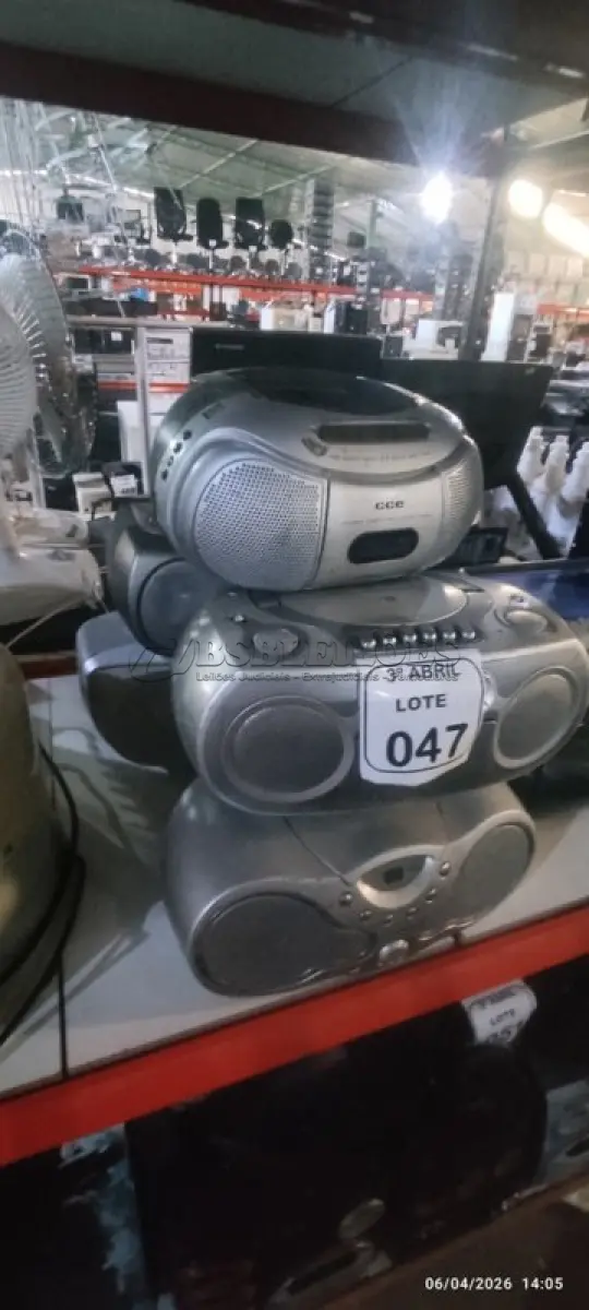 LOTE 047 - 06 APARELHOS DE SOM PORTÁTEIS DE MARCAS E MODELOS DIVERSOS. (NO ESTADO) ATENÇÃO! FAZER A VISITAÇÃO ANTES DE ARREMATAR, NÃO SABEMOS SE FUNCIONA, LEILÃO NÃO TEM GARANTIA E NEM DEVOLUÇÃO, SUJEITO A POSSÍVEIS AVARIAS VISÍVEIS/OCULTAS E/OU AUSÊNCIA DE COMPONENTES.