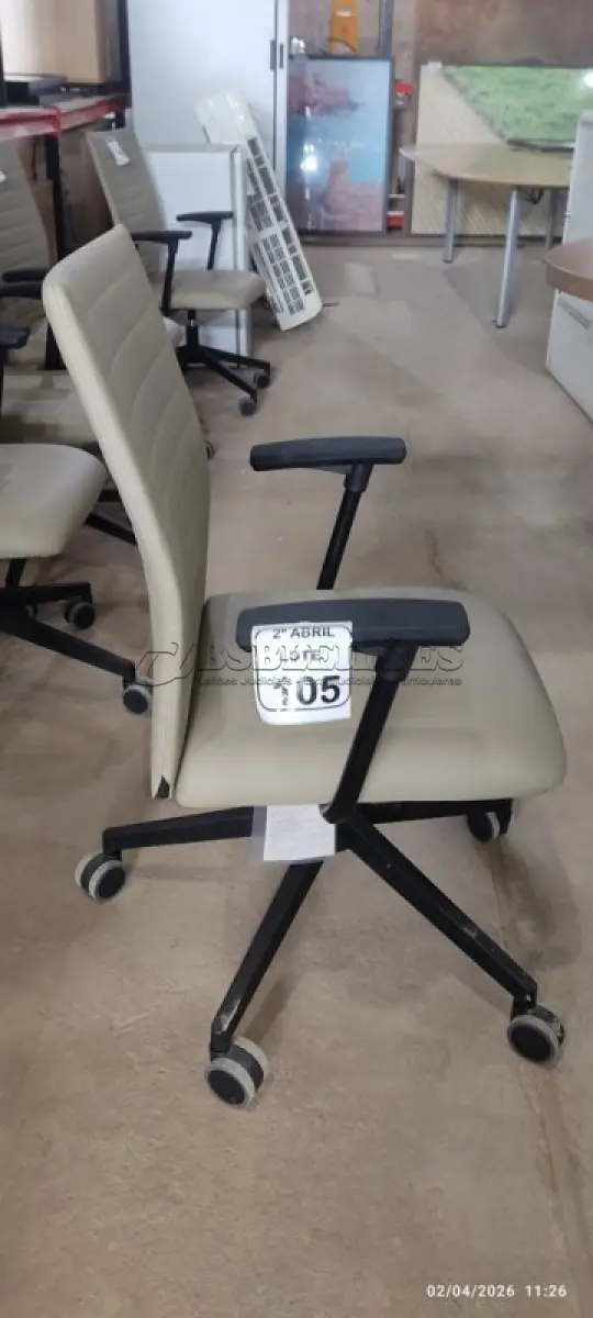 LOTE 105 - 01 CADEIRA GIRATÓRIA PARA ESCRITÓRIO NA COR BEGE MARCA ALBERFLEX. (NO ESTADO) ATENÇÃO! FAZER A VISITAÇÃO ANTES DE ARREMATAR, NÃO SABEMOS SE FUNCIONA, LEILÃO NÃO TEM GARANTIA E NEM DEVOLUÇÃO, SUJEITO A POSSÍVEIS AVARIAS VISÍVEIS/OCULTAS E/OU AUSÊNCIA DE COMPONENTES.