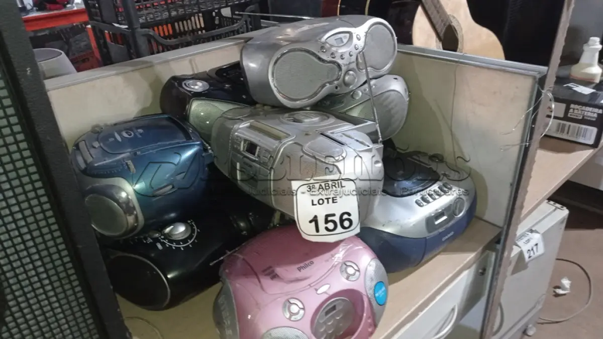 LOTE 156 - 10 APARELHOS DE SOM PORTÁTEIS DE MARCAS E MODELOS DIVERSOS. (NO ESTADO) ATENÇÃO! FAZER A VISITAÇÃO ANTES DE ARREMATAR, NÃO SABEMOS SE FUNCIONA, LEILÃO NÃO TEM GARANTIA E NEM DEVOLUÇÃO, SUJEITO A POSSÍVEIS AVARIAS VISÍVEIS/OCULTAS E/OU AUSÊNCIA DE COMPONENTES.