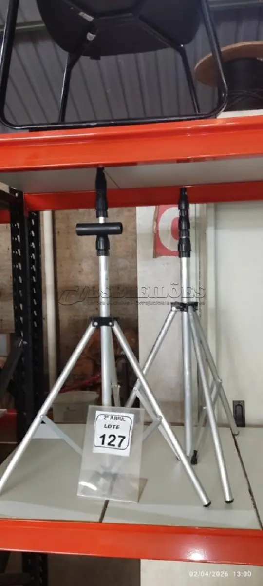 LOTE 127 - 02 TRIPÉS PARA BANNER. (NO ESTADO) ATENÇÃO! FAZER A VISITAÇÃO ANTES DE ARREMATAR, NÃO SABEMOS SE FUNCIONA, LEILÃO NÃO TEM GARANTIA E NEM DEVOLUÇÃO, SUJEITO A POSSÍVEIS AVARIAS VISÍVEIS/OCULTAS E/OU AUSÊNCIA DE COMPONENTES.
