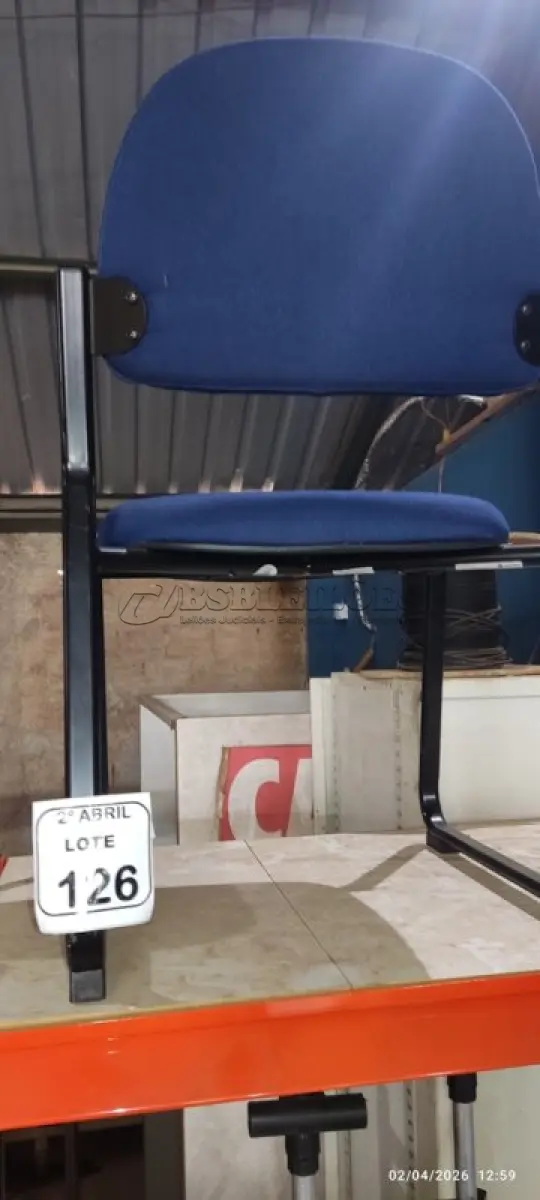 LOTE 126 - 01 CADEIRA PARA ESCRITÓRIO FIXA NA COR AZUL. (NO ESTADO) ATENÇÃO! FAZER A VISITAÇÃO ANTES DE ARREMATAR, NÃO SABEMOS SE FUNCIONA, LEILÃO NÃO TEM GARANTIA E NEM DEVOLUÇÃO, SUJEITO A POSSÍVEIS AVARIAS VISÍVEIS/OCULTAS E/OU AUSÊNCIA DE COMPONENTES.