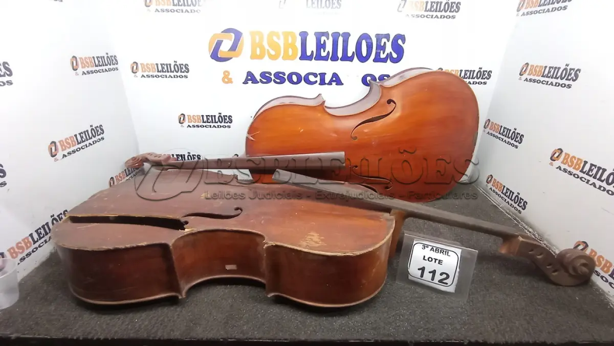 LOTE 112 - 02 VIOLONCELOS COM AVARIAS. (NO ESTADO) ATENÇÃO! FAZER A VISITAÇÃO ANTES DE ARREMATAR, NÃO SABEMOS SE FUNCIONA, LEILÃO NÃO TEM GARANTIA E NEM DEVOLUÇÃO, SUJEITO A POSSÍVEIS AVARIAS VISÍVEIS/OCULTAS E/OU AUSÊNCIA DE COMPONENTES.