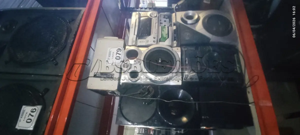 LOTE 079 - 02 APARELHOS DE SOM COM 01 CAIXA DE MARCAS E MODELOS VARIADOS E 02 MICROS SYSTEM E 01 CAIXA SUBWOOFER. (NO ESTADO) ATENÇÃO! FAZER A VISITAÇÃO ANTES DE ARREMATAR, NÃO SABEMOS SE FUNCIONA, LEILÃO NÃO TEM GARANTIA E NEM DEVOLUÇÃO, SUJEITO A POSSÍVEIS AVARIAS VISÍVEIS/OCULTAS E/OU AUSÊNCIA DE COMPONENTES.
