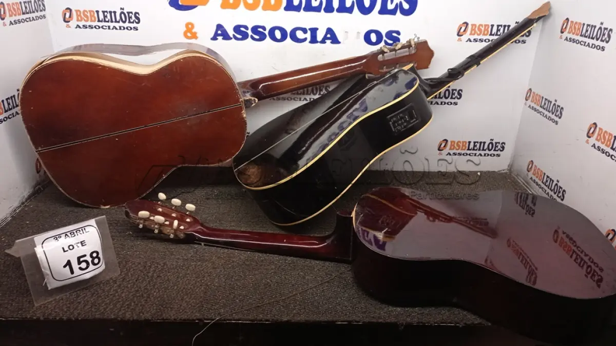 LOTE 158 - 03 VIOLÕES COM AVARIAS DE MARCAS E MODELOS DIVERSOS. (NO ESTADO) ATENÇÃO! FAZER A VISITAÇÃO ANTES DE ARREMATAR, NÃO SABEMOS SE FUNCIONA, LEILÃO NÃO TEM GARANTIA E NEM DEVOLUÇÃO, SUJEITO A POSSÍVEIS AVARIAS VISÍVEIS/OCULTAS E/OU AUSÊNCIA DE COMPONENTES.