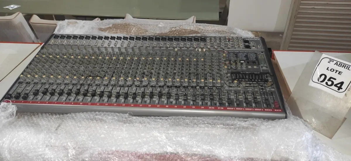 LOTE 054 - 01 MESA DE SOM 28 CANAIS PHONIC MODELO AM3242FX. (NO ESTADO) ATENÇÃO! FAZER A VISITAÇÃO ANTES DE ARREMATAR, NÃO SABEMOS SE FUNCIONA, LEILÃO NÃO TEM GARANTIA E NEM DEVOLUÇÃO, SUJEITO A POSSÍVEIS AVARIAS VISÍVEIS/OCULTAS E/OU AUSÊNCIA DE COMPONENTES.