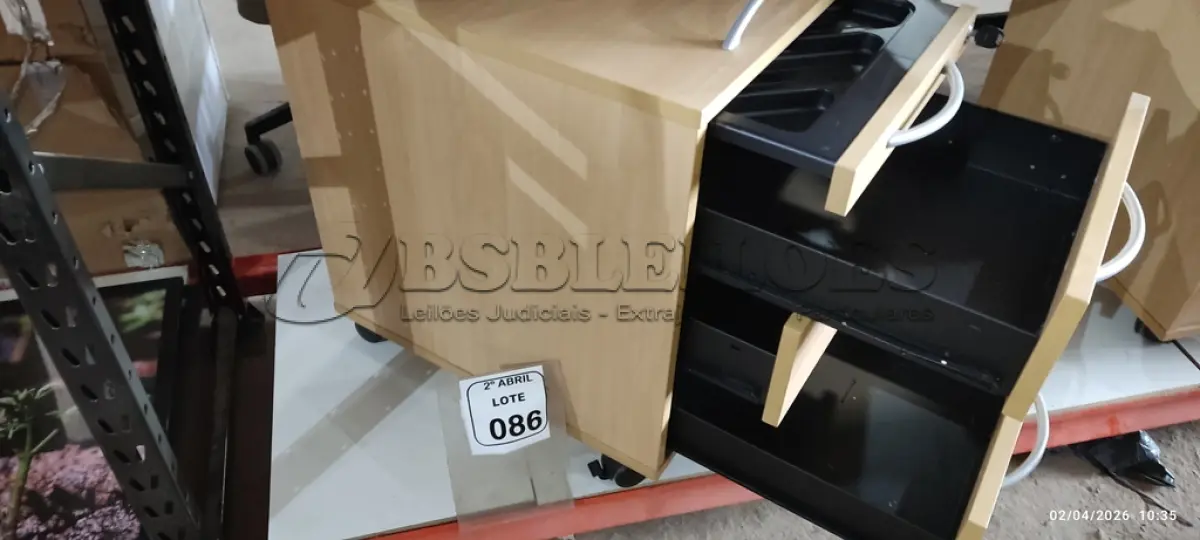 LOTE 086 - 01 GAVETEIRO EM MADEIRA NA COR BEGE CLARO COM 03 GAVETAS. (NO ESTADO) ATENÇÃO! FAZER A VISITAÇÃO ANTES DE ARREMATAR, NÃO SABEMOS SE FUNCIONA, LEILÃO NÃO TEM GARANTIA E NEM DEVOLUÇÃO, SUJEITO A POSSÍVEIS AVARIAS VISÍVEIS/OCULTAS E/OU AUSÊNCIA DE COMPONENTES.