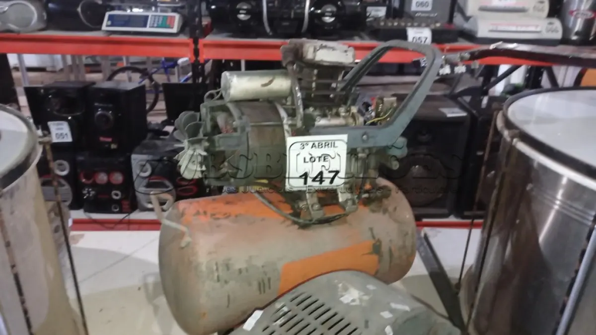 LOTE 147 - 01 COMPRESSOR DE AR. (NO ESTADO) ATENÇÃO! FAZER A VISITAÇÃO ANTES DE ARREMATAR, NÃO SABEMOS SE FUNCIONA, LEILÃO NÃO TEM GARANTIA E NEM DEVOLUÇÃO, SUJEITO A POSSÍVEIS AVARIAS VISÍVEIS/OCULTAS E/OU AUSÊNCIA DE COMPONENTES.