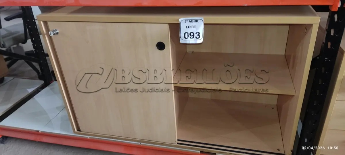 LOTE 093 - 01 ARMÁRIO BAIXO EM MADEIRA COM PORTAS DE CORRER PARA ESCRITÓRIO. NO ESTADO) ATENÇÃO! FAZER A VISITAÇÃO ANTES DE ARREMATAR, NÃO SABEMOS SE FUNCIONA, LEILÃO NÃO TEM GARANTIA E NEM DEVOLUÇÃO, SUJEITO A POSSÍVEIS AVARIAS VISÍVEIS/OCULTAS E/OU AUSÊNCIA DE COMPONENTES.