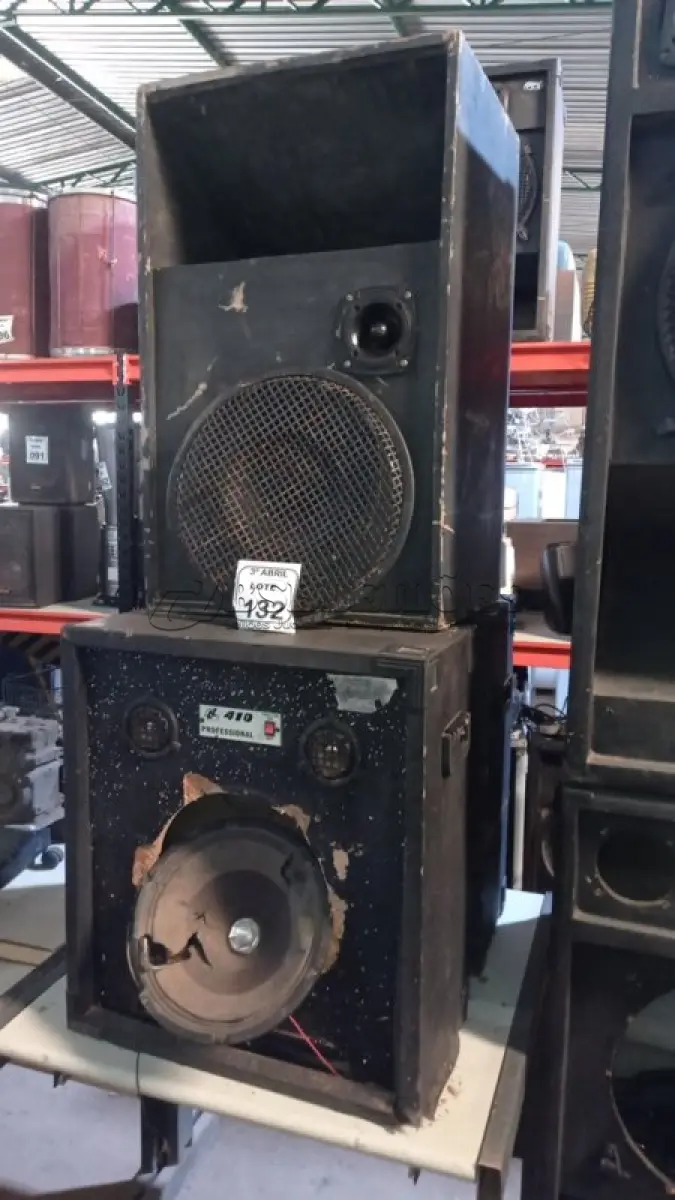 LOTE 132 - 02 CAIXAS DE SOM GRANDES VAZIAS. (NO ESTADO) ATENÇÃO! FAZER A VISITAÇÃO ANTES DE ARREMATAR, NÃO SABEMOS SE FUNCIONA, LEILÃO NÃO TEM GARANTIA E NEM DEVOLUÇÃO, SUJEITO A POSSÍVEIS AVARIAS VISÍVEIS/OCULTAS E/OU AUSÊNCIA DE COMPONENTES.