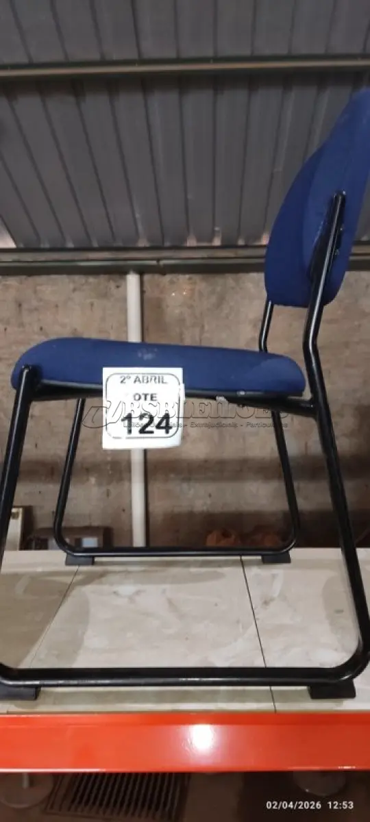 LOTE 124 - 01 CADEIRA PARA ESCRITÓRIO FIXA NA COR AZUL. (NO ESTADO) ATENÇÃO! FAZER A VISITAÇÃO ANTES DE ARREMATAR, NÃO SABEMOS SE FUNCIONA, LEILÃO NÃO TEM GARANTIA E NEM DEVOLUÇÃO, SUJEITO A POSSÍVEIS AVARIAS VISÍVEIS/OCULTAS E/OU AUSÊNCIA DE COMPONENTES.